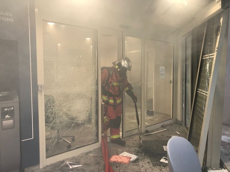 متظاهرو السترات الصفراء يضعون الأثاث في الطرقات لعرقلة السير- أ.ف.ب