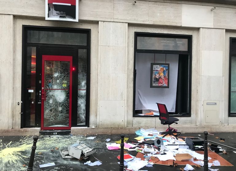 متظاهرو السترات الصفراء يضعون الأثاث في الطرقات لعرقلة السير- أ.ف.ب