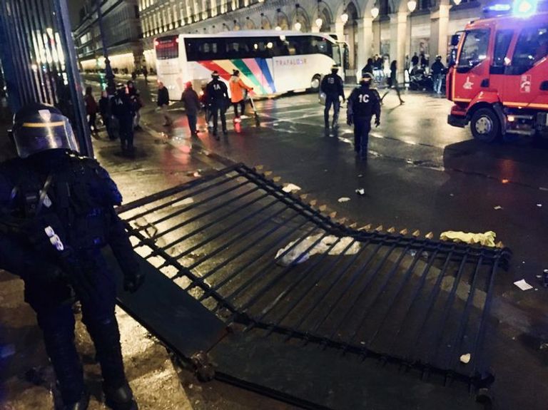 متظاهرو السترات الصفراء يضعون الأثاث في الطرقات لعرقلة السير- أ.ف.ب