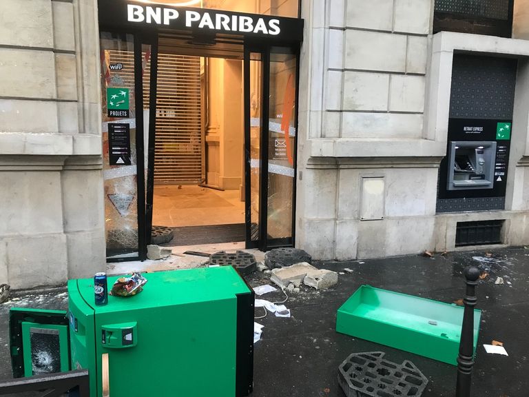 متظاهرو السترات الصفراء يضعون الأثاث في الطرقات لعرقلة السير- أ.ف.ب