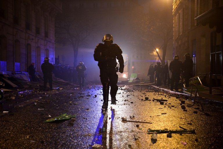 جانب من الدمار الذي خلفته مظاهرات السترات الصفراء في باريس