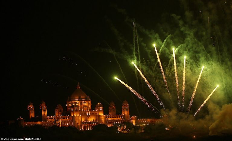 الممثلة الهندية بريانكا شوبرا والمغني الأمريكية نيك جوناس 