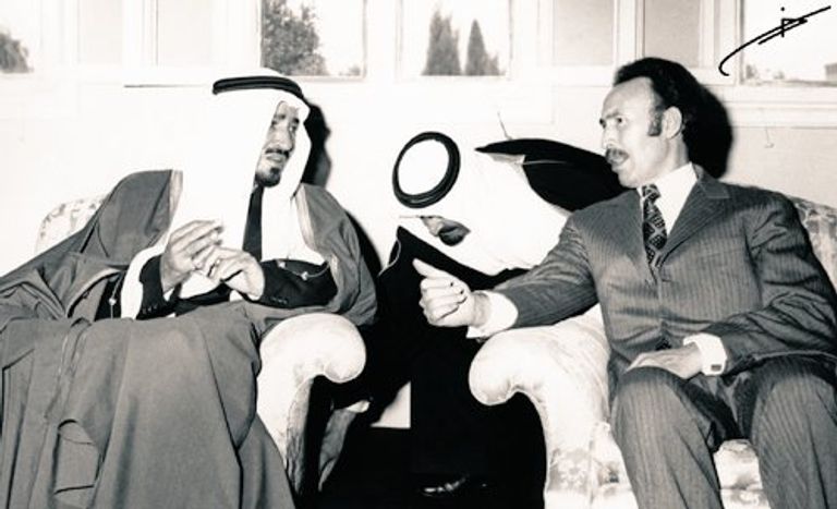 صورة نادرة بين الرئيس الجزائري الراحل هواري بومدين والملك سلمان بن عبد العزيز ولي العهد السعودي محمد بن سلمان