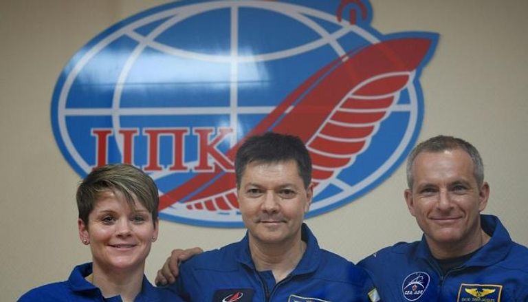 الرواد الثلاثة قبل انطلاقهم إلى محطة الفضاء الدولية