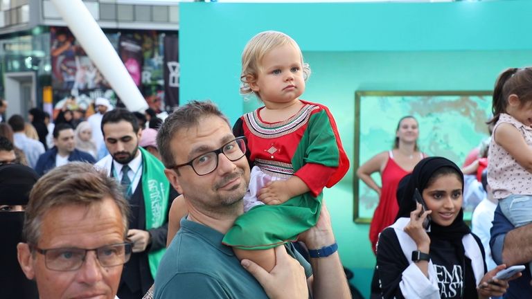 طلاب سعوديون يشاركون في احتفالات اليوم الوطني الإماراتي الـ47