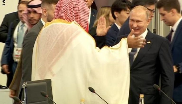 الأمير محمد بن سلمان يصافح الرئيس الروسي فلاديمير بوتين
