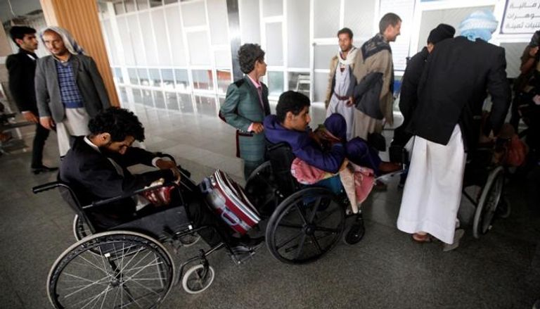مقاتلو الحوثي الجرحى في مطار صنعاء أثناء إجلائهم من اليمن  - رويترز