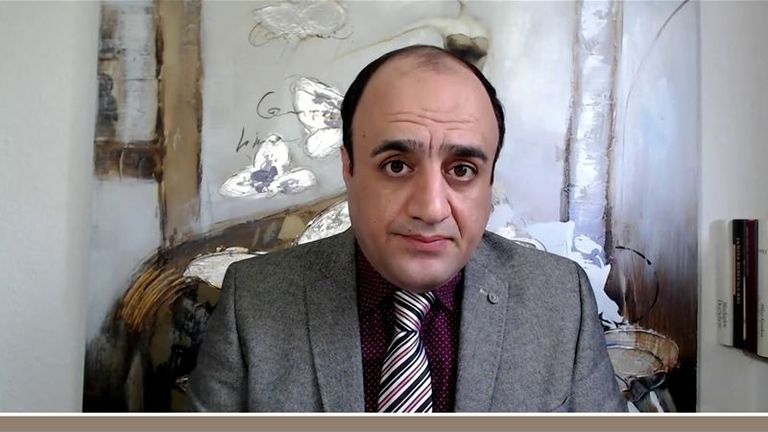 مهدي آزاد خامنئي وسط جنرالات عسكريين - أرشيفية