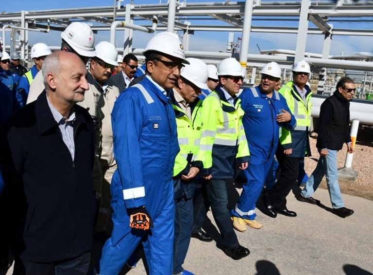 وزير البترول المصري يتفقد غرفة التحكم الرئيسية للحقلين