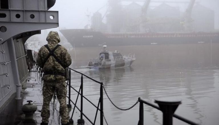 جندي أوكراني على إحدى السفن المحتجزة