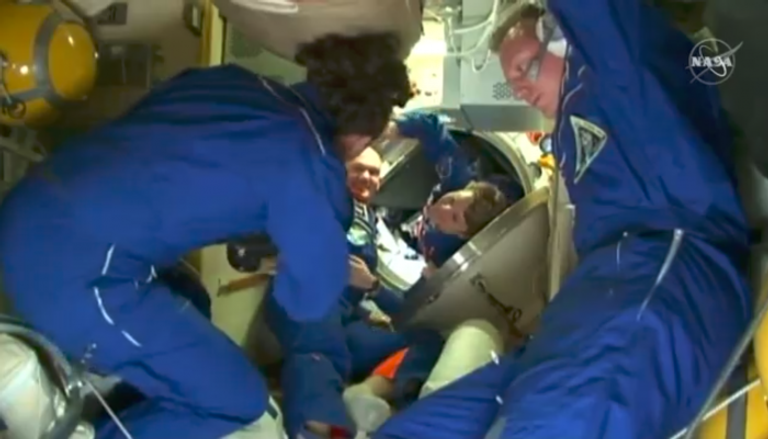 لحظة وصول رواد الفضاء إلى المحطة الدولية
