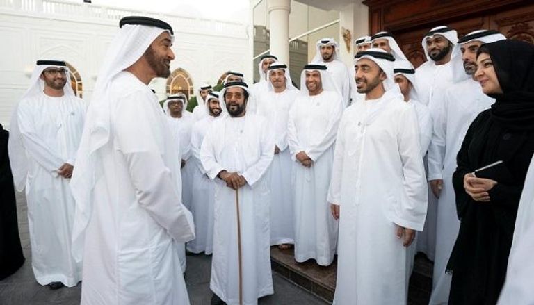 محمد بن زايد يستقبل فريق عمل مبادرة تعزيز قوة جواز السفر الإماراتي