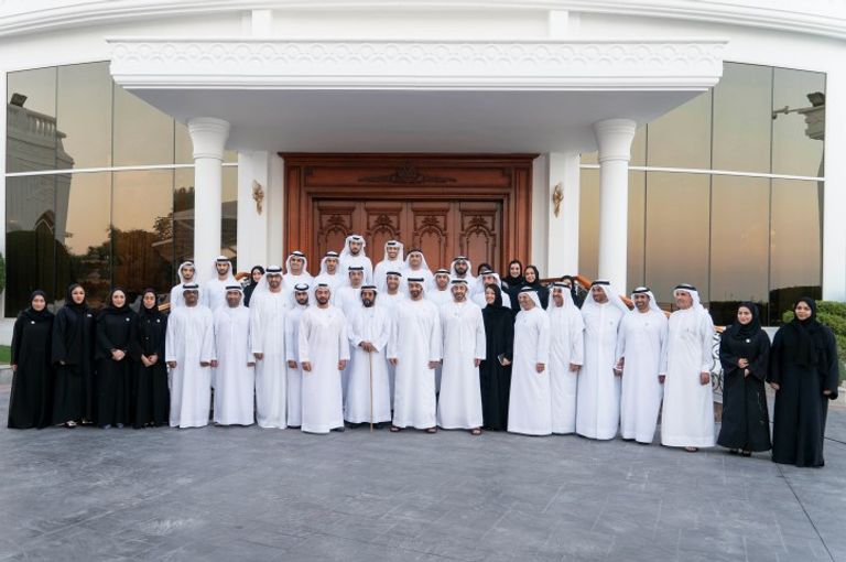 محمد بن زايد يستقبل فريق عمل مبادرة تعزيز قوة جواز السفر الإماراتي