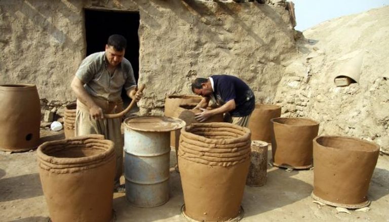عراقيون يصنعون الفخار في النجف