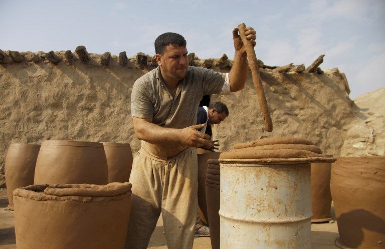 عراقيون يصنعون الفخار في النجف