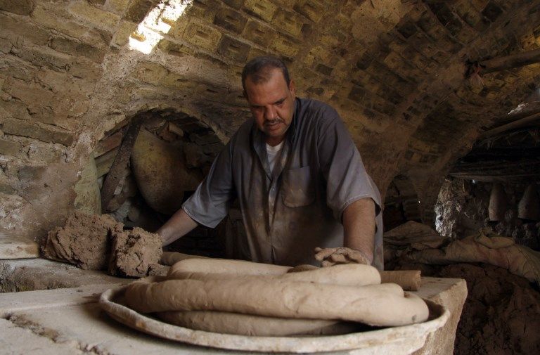 عراقيون يصنعون الفخار في النجف