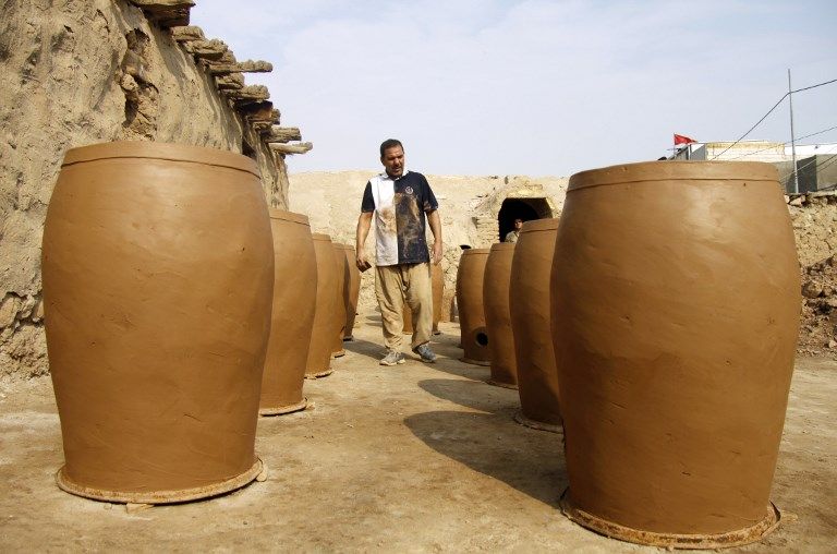 عراقيون يصنعون الفخار في النجف