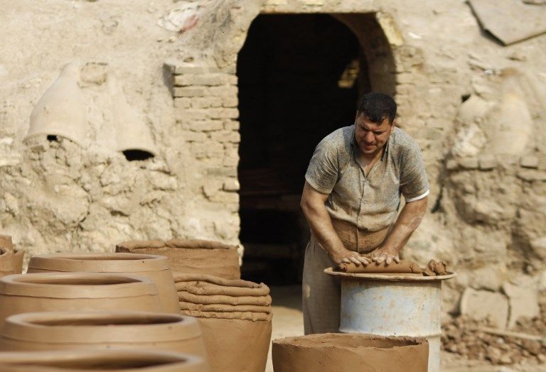 عراقيون يصنعون الفخار في النجف