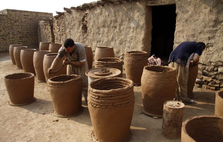 عراقيون يصنعون الفخار في النجف