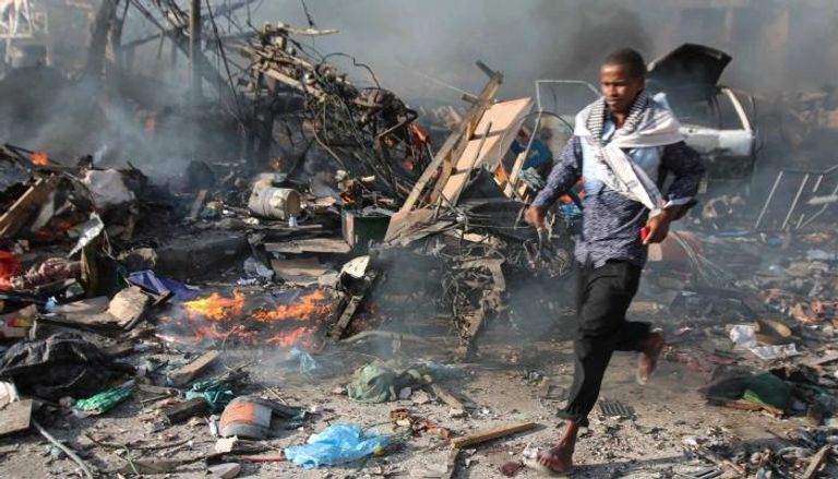 صومالي يمر في موقع انفجار ضخم بمقديشو - أرشيفية