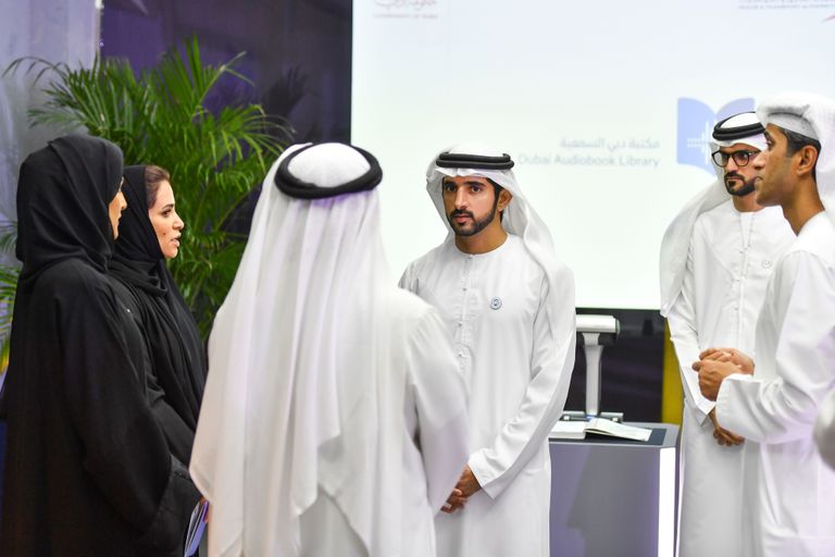 الشيخ حمدان بن محمد بن راشد آل مكتوم أثناء افتتاح المكتبة