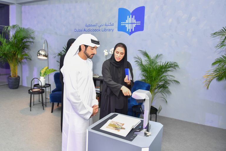 الشيخ حمدان بن محمد بن راشد آل مكتوم أثناء افتتاح المكتبة
