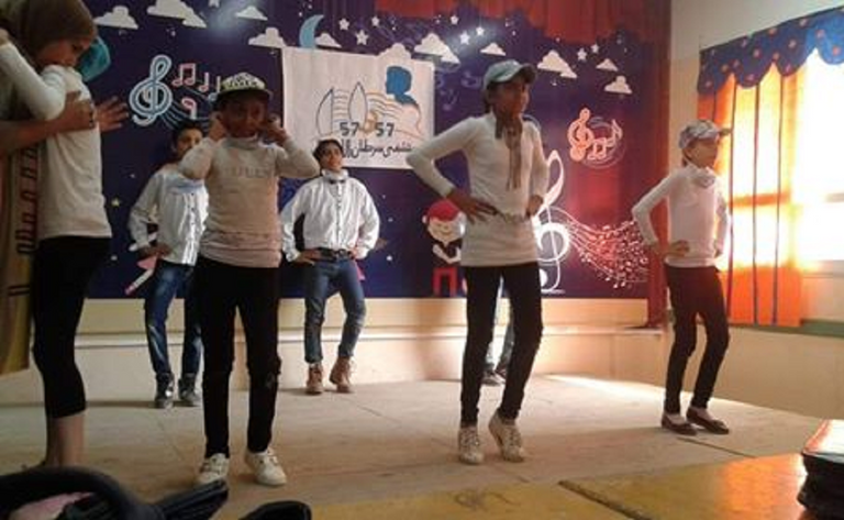 عرض مسرحي للتوعية بمرض السرطان