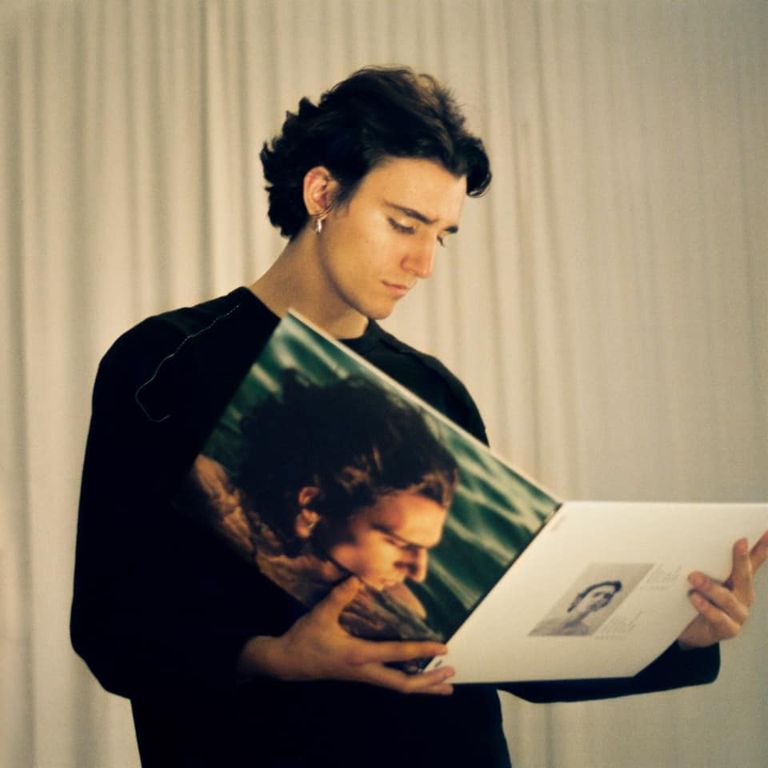 تامينو يحمل غلاف ألبومه الأول المطرب الشاب تامينو