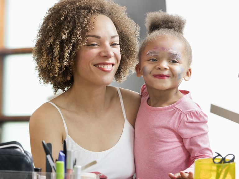 مستحضرات التجميل تؤدي إلى العجز المبكر