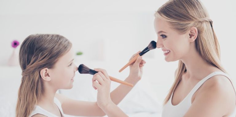 مستحضرات التجميل تؤدي إلى العجز المبكر