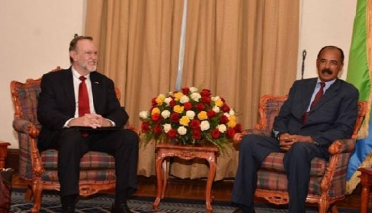 الرئيس الإريتري خلال استقباله مساعد وزير الخارجية الأمريكي