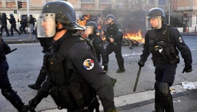الأمن الفرنسي خلال اشتباكات مع المتظاهرين - أ.ف.ب