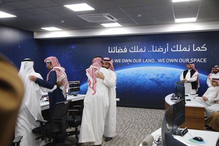 الصاروخ لونج مارش ينطلق حاملاً القمرين الصناعيين