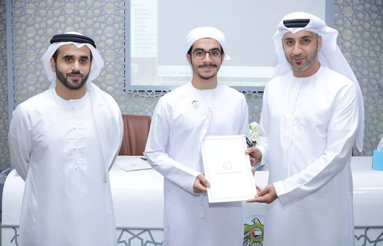 أحمد المطوع خلال شرح أحد اختراعاته