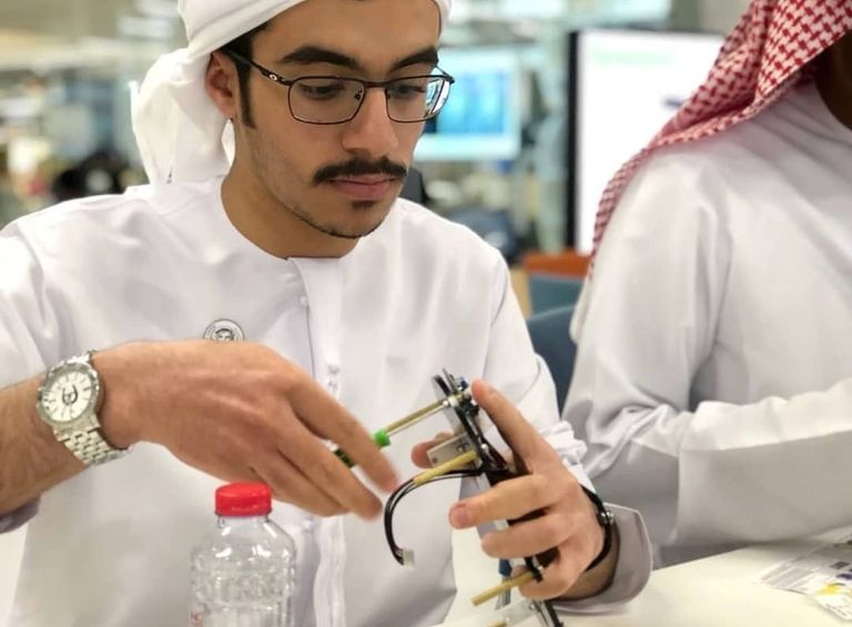 أحمد المطوع خلال شرح أحد اختراعاته