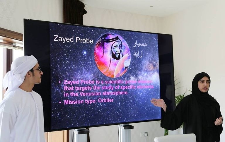 أحمد المطوع خلال شرح أحد اختراعاته