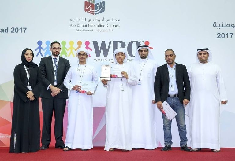 أحمد المطوع خلال شرح أحد اختراعاته