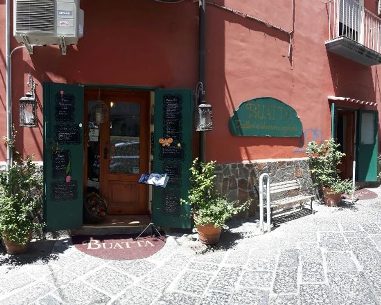 إغلاق الهواتف وبدء المحادثات.. شرطان لطلب الأكل في "مطعم المحادثة"