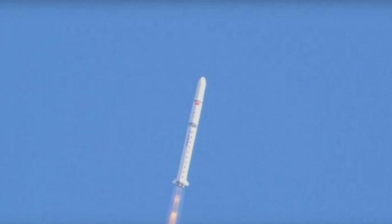 الصاروخ "لونغ مارش 2D" ينطلق حاملاً القمرين الصناعيين