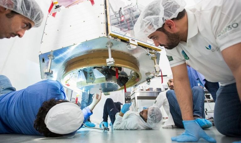 الصاروخ "لونغ مارش 2D" ينطلق حاملاً القمرين الصناعيين