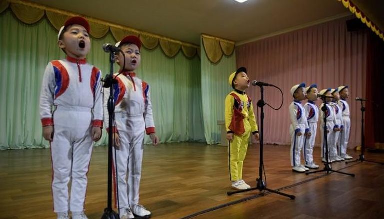 أطفال كوريا الشمالية يعبرون عن وفائهم لبلدهم بالغناء
