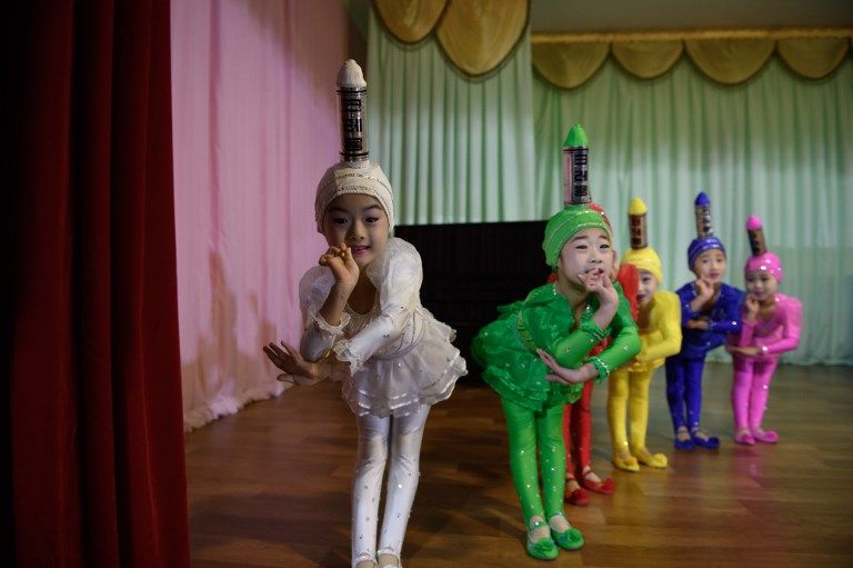 أطفال كوريا الشمالية يعبرون عن وفائهم لبلدهم بالغناء