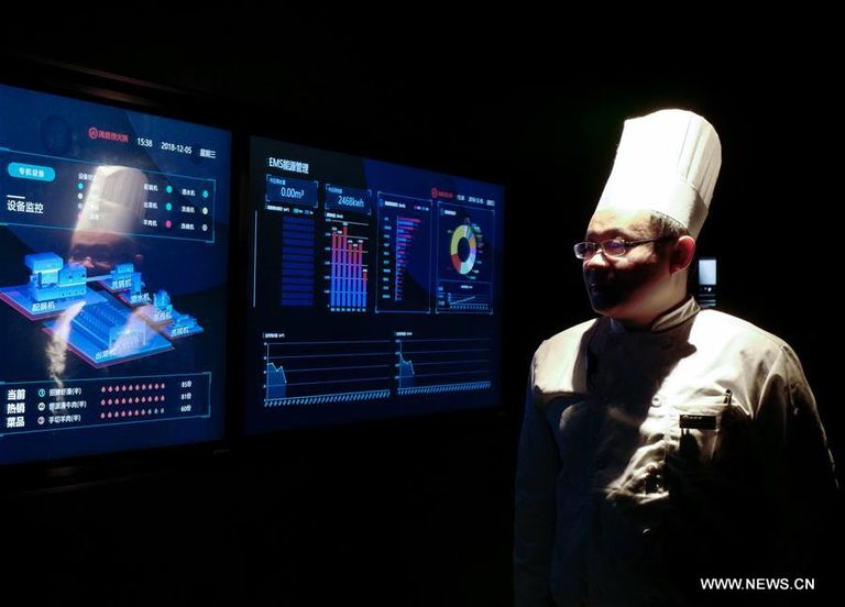 روبوت في خدمة الزبائن بمطعم ذكي في الصين