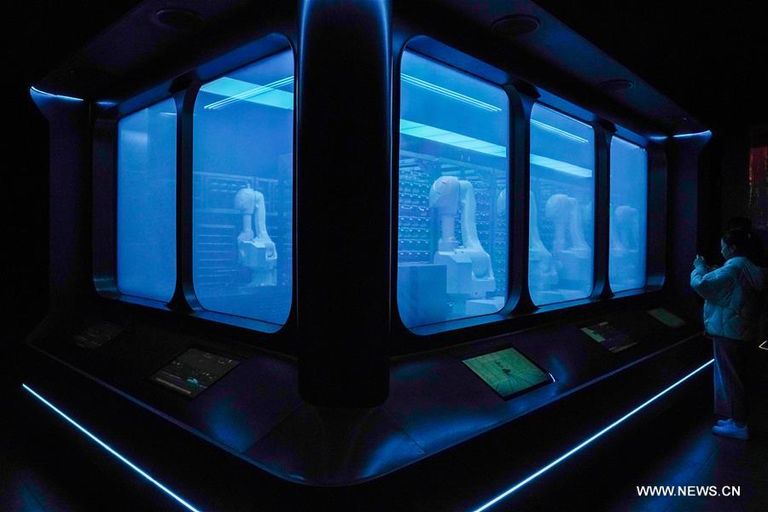 روبوت في خدمة الزبائن بمطعم ذكي في الصين