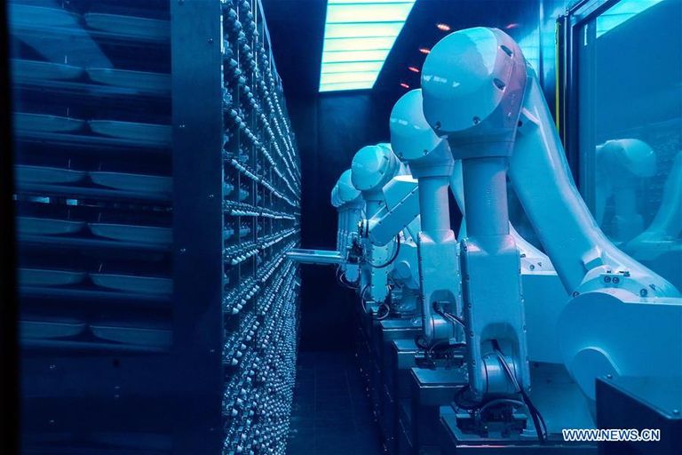 روبوت في خدمة الزبائن بمطعم ذكي في الصين