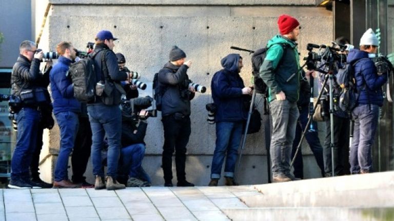 صحفيون أمام المحكمة لتغطية وقائع جلسة الاستماع لمديرة شركة هواوي  المديرة المالية لشركة هواوي الصينية