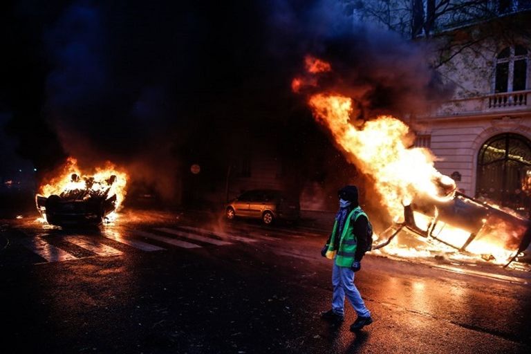 جانب من مظاهرات فرنسا عناصر من حركة السترات الصفراء خلال احتجاجات باريس