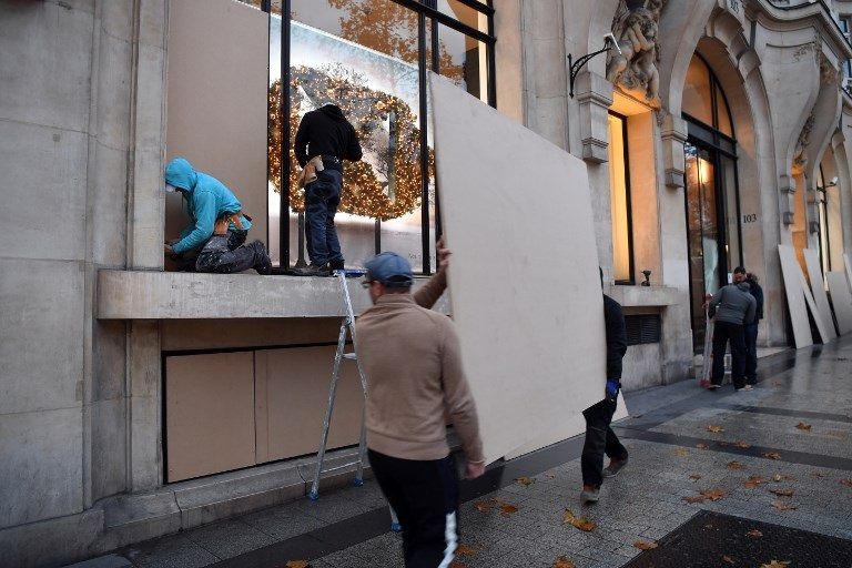 جدران خشبية لحماية نوافذ المتاجر من أعمال الشغب