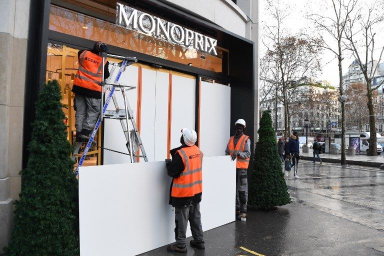 جدران خشبية لحماية نوافذ المتاجر من أعمال الشغب