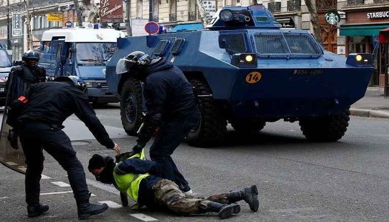 الشرطة الفرنسية تعتقل أحد محتجي السترات الصفراء